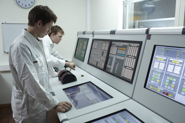 ENGINE ROOM SIMULATOR WITH ENGINE RESOURCE MANAGEMENT – (REFRESHER)