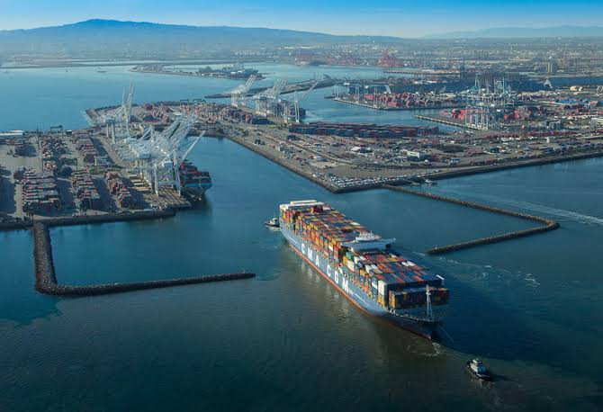 SHIP HANDLING AND MANEUVERING FOR LARGE SHIPS AND SHIPS WITH UNUSUAL MANEUVERING